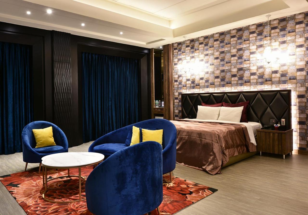 Venice Motel Taichung Extérieur photo