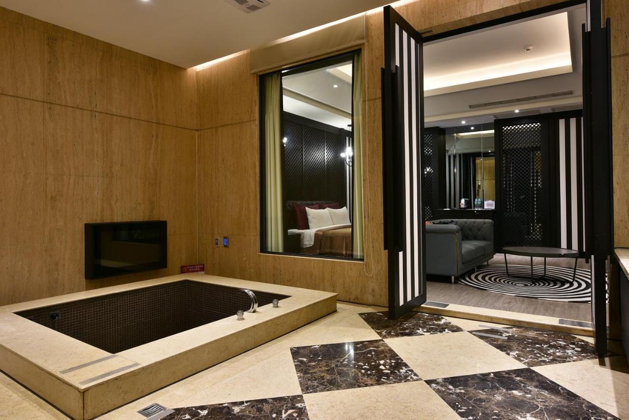 Venice Motel Taichung Extérieur photo