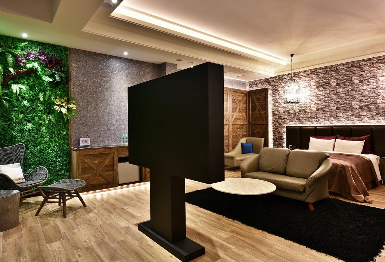 Venice Motel Taichung Extérieur photo