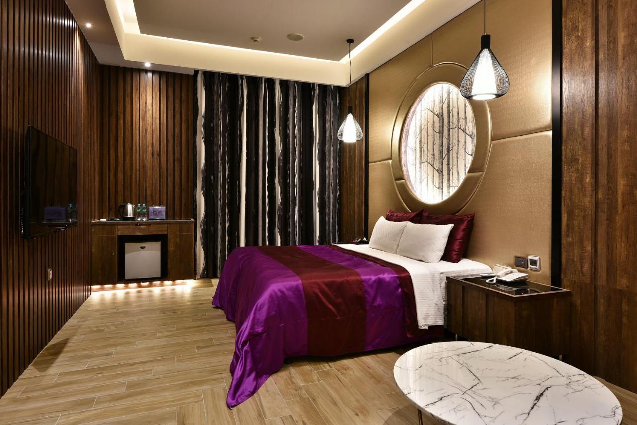 Venice Motel Taichung Extérieur photo