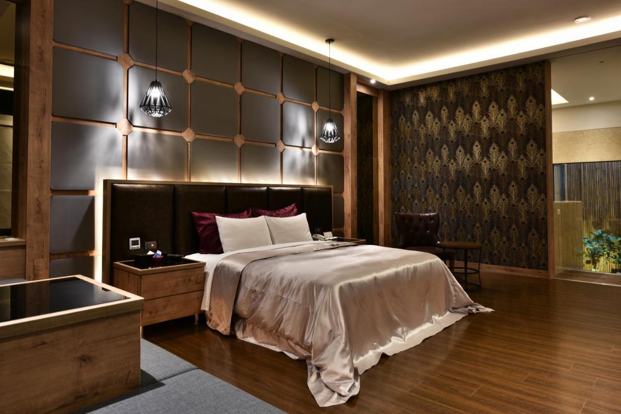 Venice Motel Taichung Extérieur photo