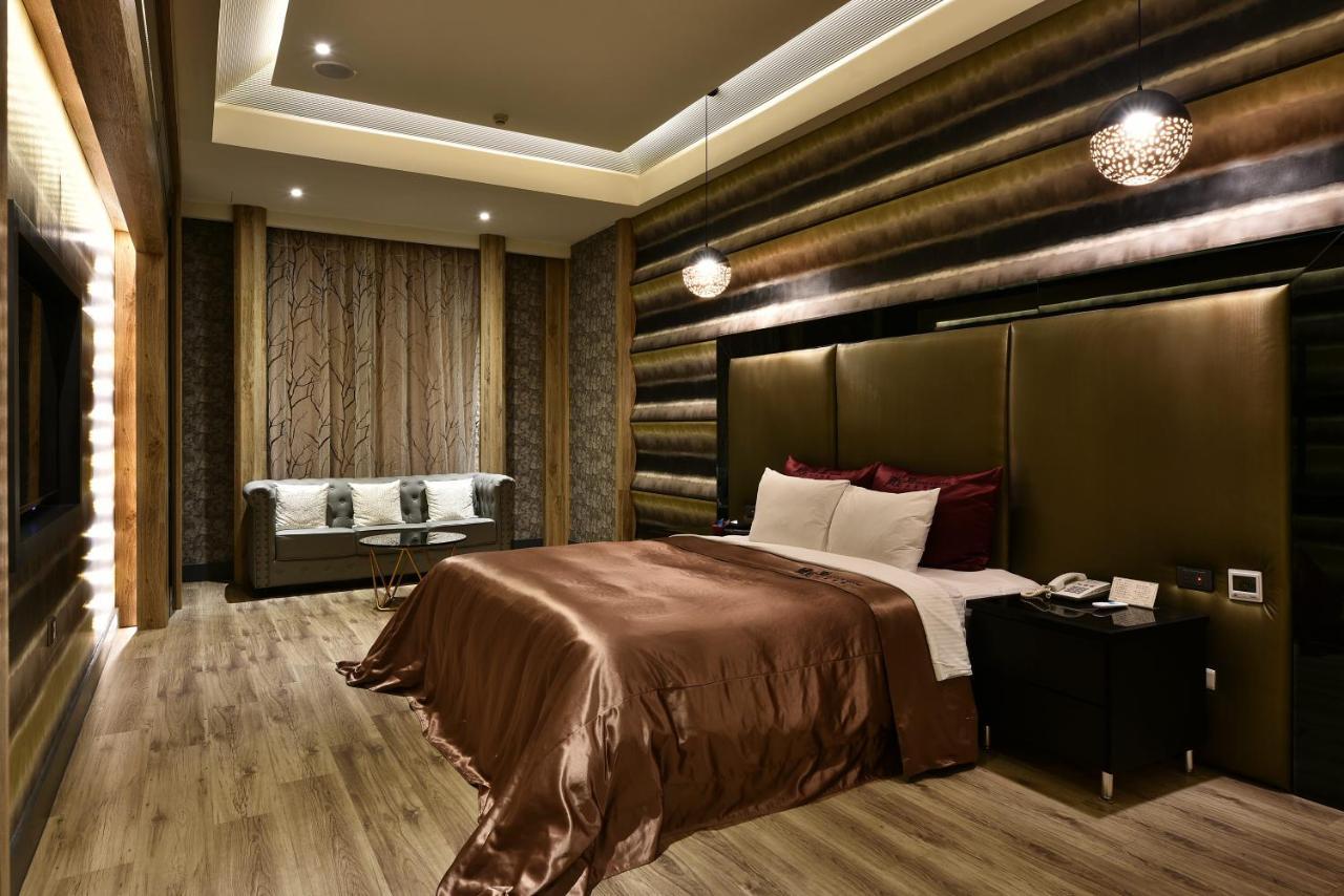 Venice Motel Taichung Extérieur photo