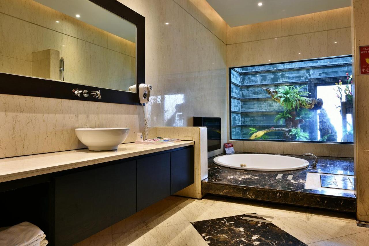 Venice Motel Taichung Extérieur photo