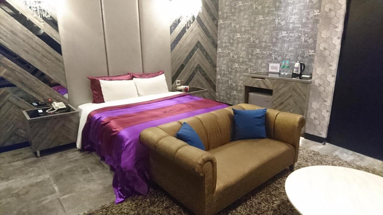 Venice Motel Taichung Extérieur photo