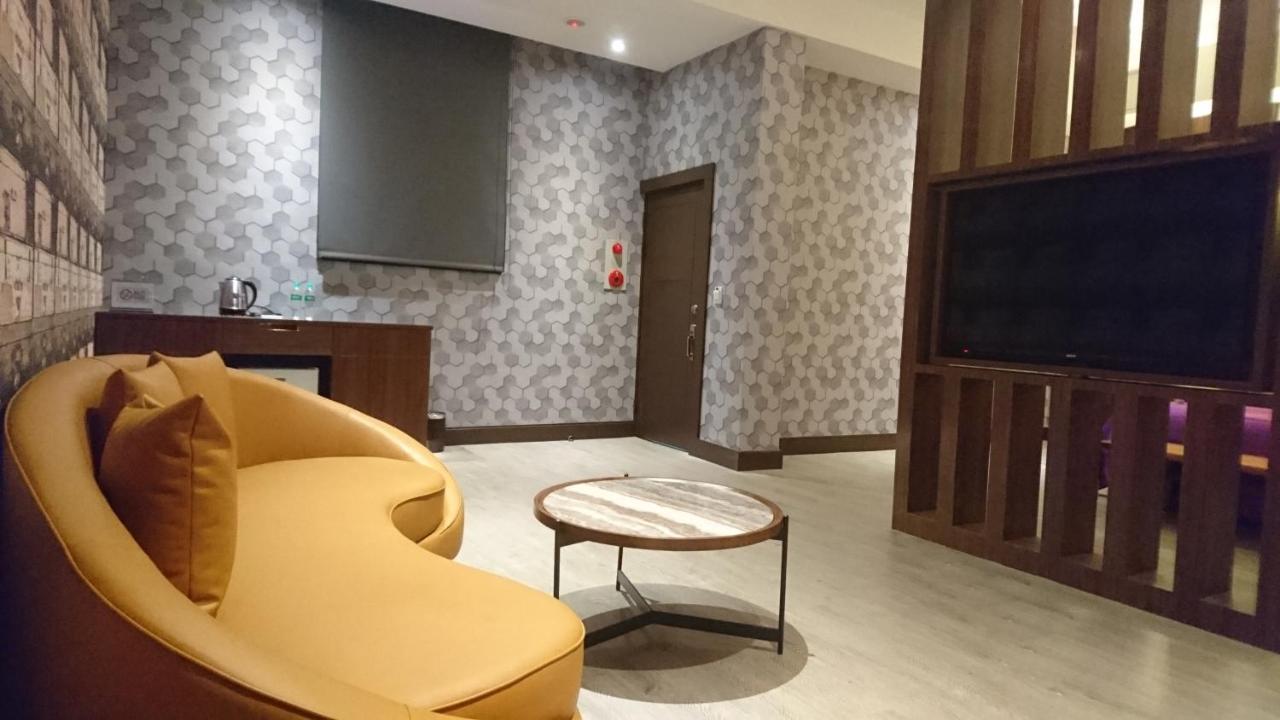 Venice Motel Taichung Extérieur photo