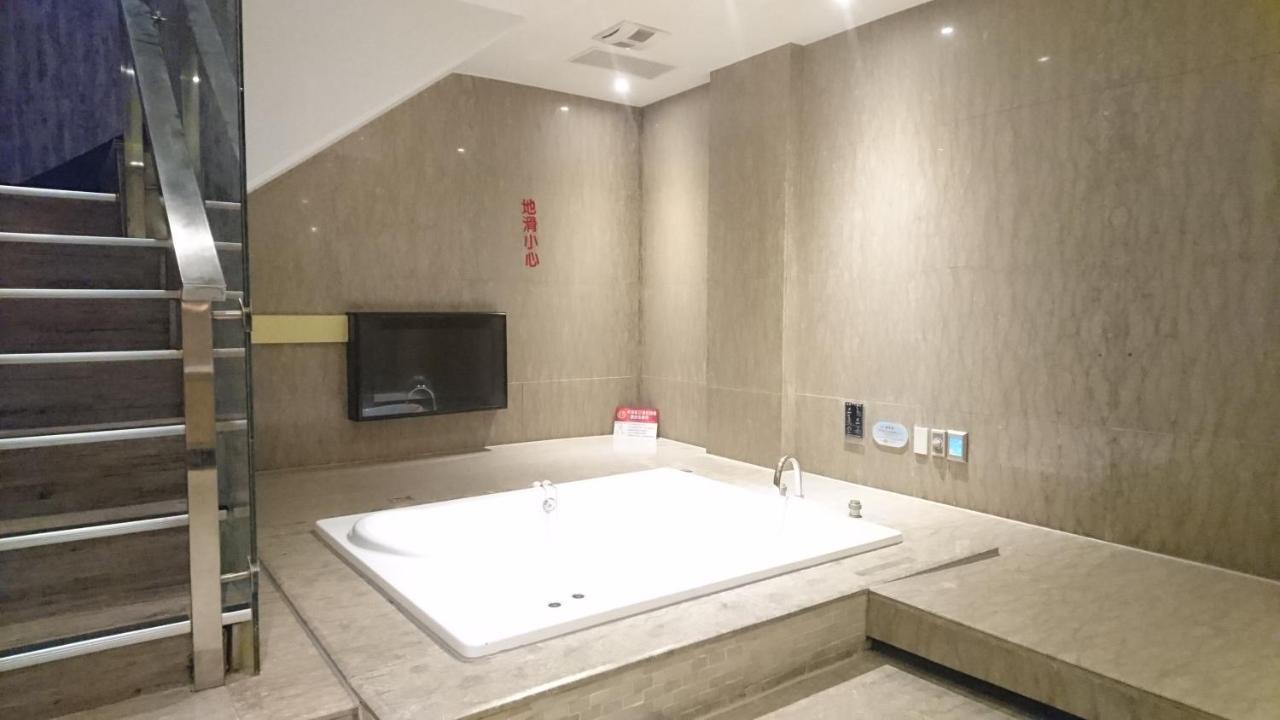 Venice Motel Taichung Extérieur photo