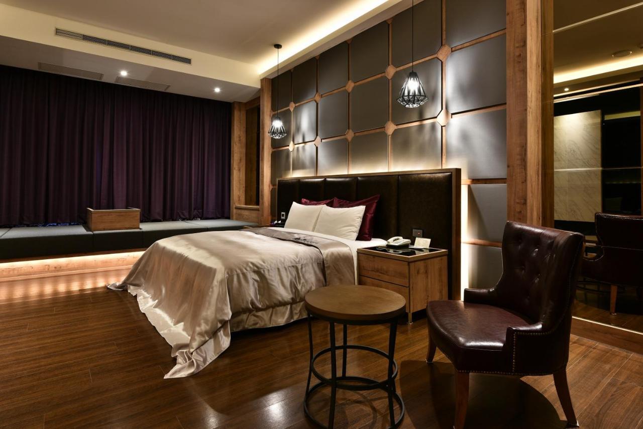 Venice Motel Taichung Extérieur photo